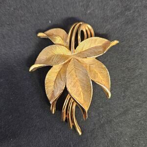 Vintage Crown Trifari Gold Tone Leaf Brooch Pin Signed Modern Grandmacore